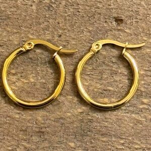 Small gold plated hoop earrings for any sex.